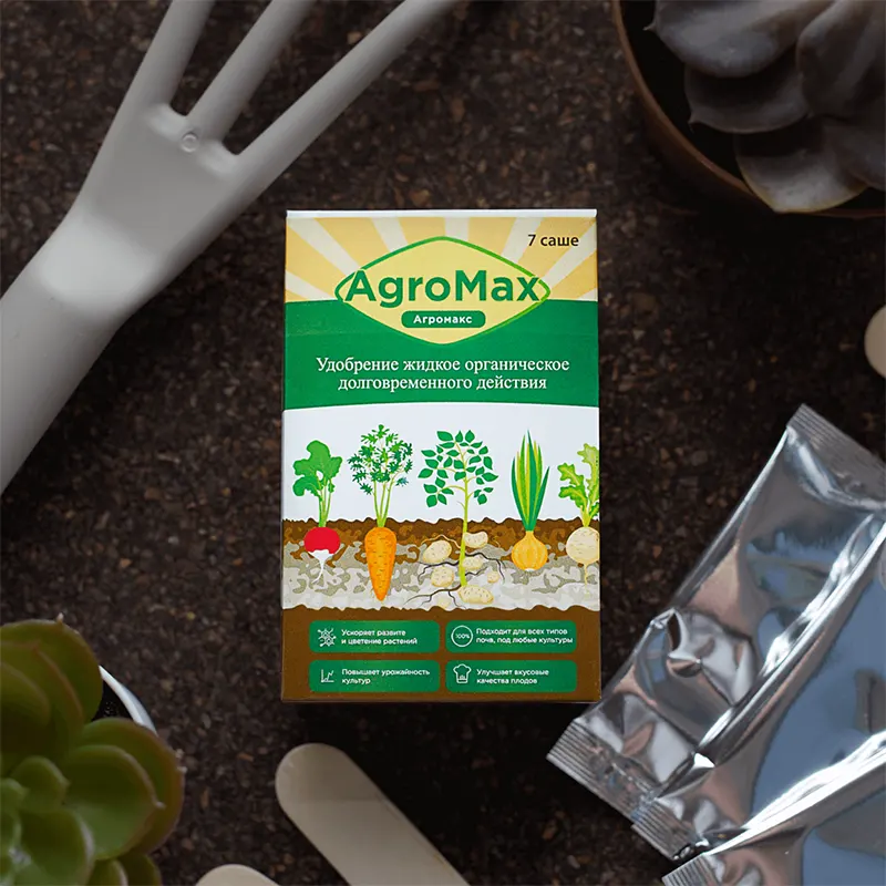Упаковка удобрения Агромакс лежит на земле