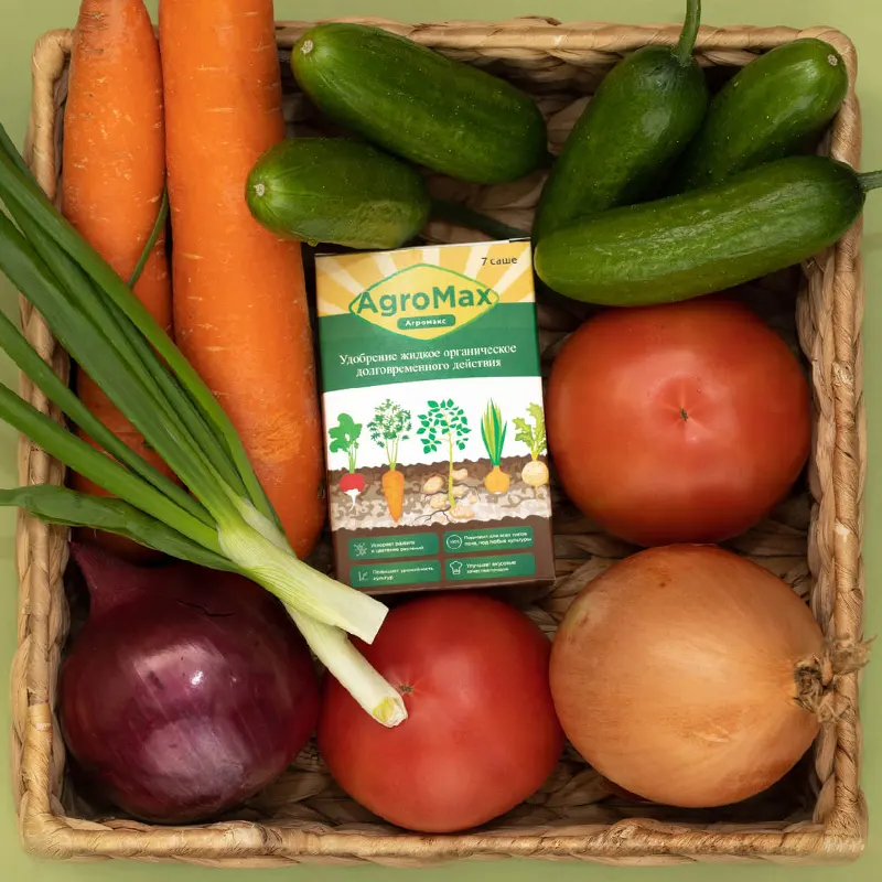 Упаковка удобрения Агромакс лежит в корзине с овощами