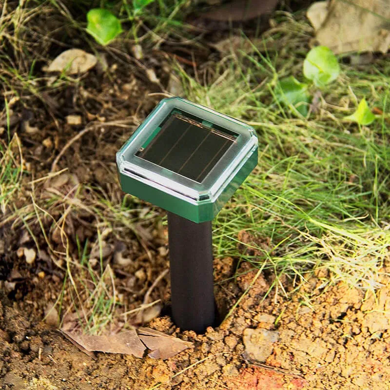 Ультразвуковой отпугиватель грызунов и насекомых Garden Pro воткнут в землю вид сверху