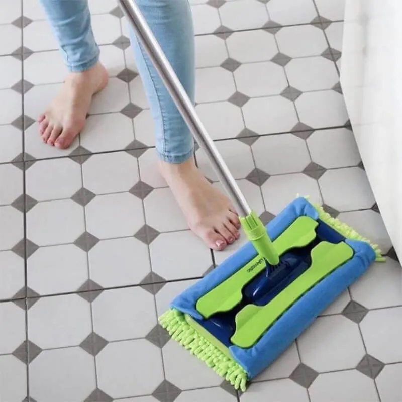 Моют пол шваброй Aquamatic Mop