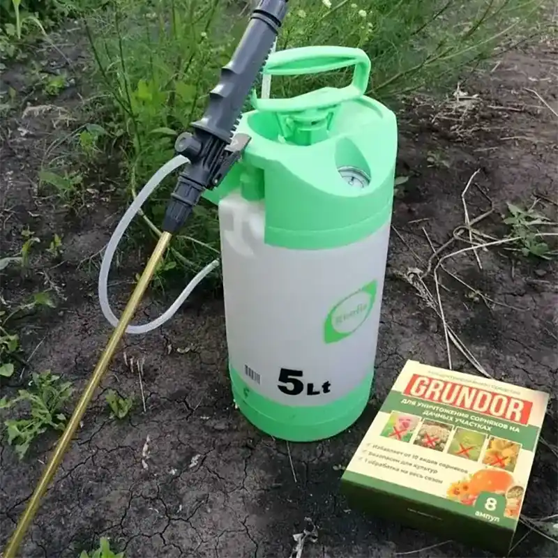 Разведённое средство Грундор в опрыскивателе