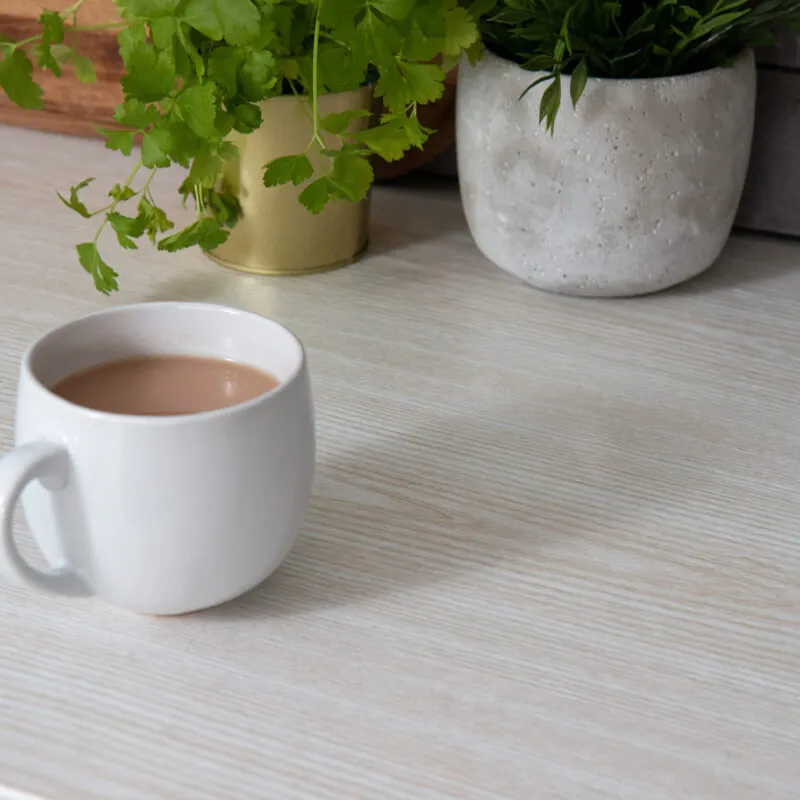 Интерьерная плёнка наклеенная на обеденном столе