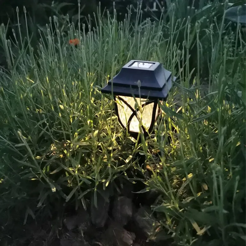 Садовый фонарь в траве