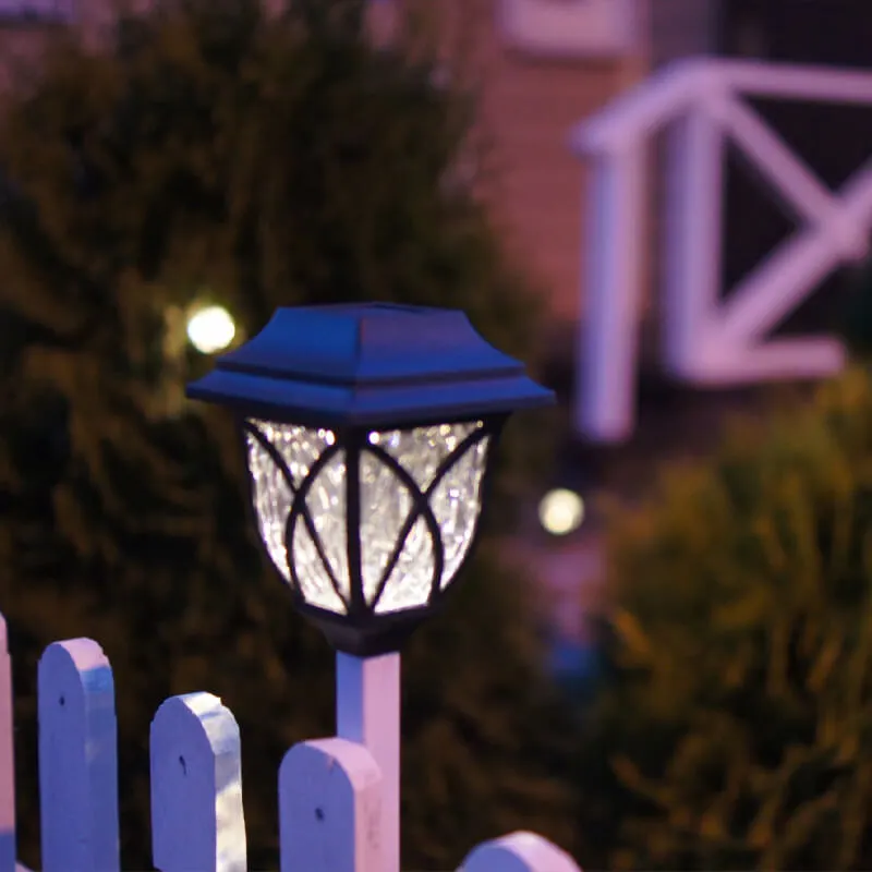 Садовый фонарь рядом с забором