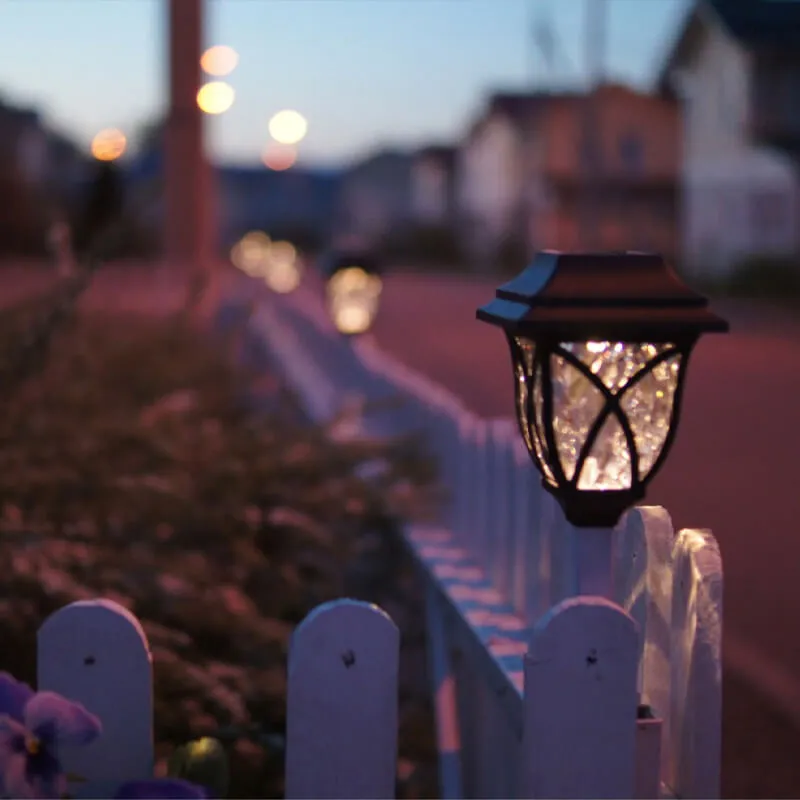 Садовый фонарь в палисаднике