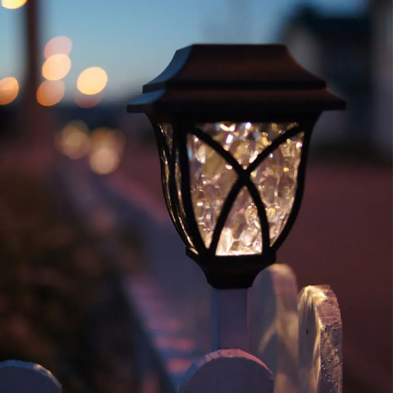 Садовый фонарь на солнечной батарее крупный план