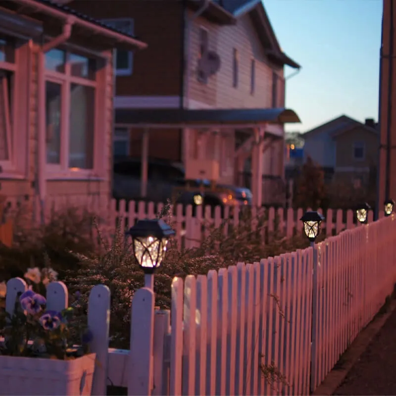 Садовый фонарь на закате