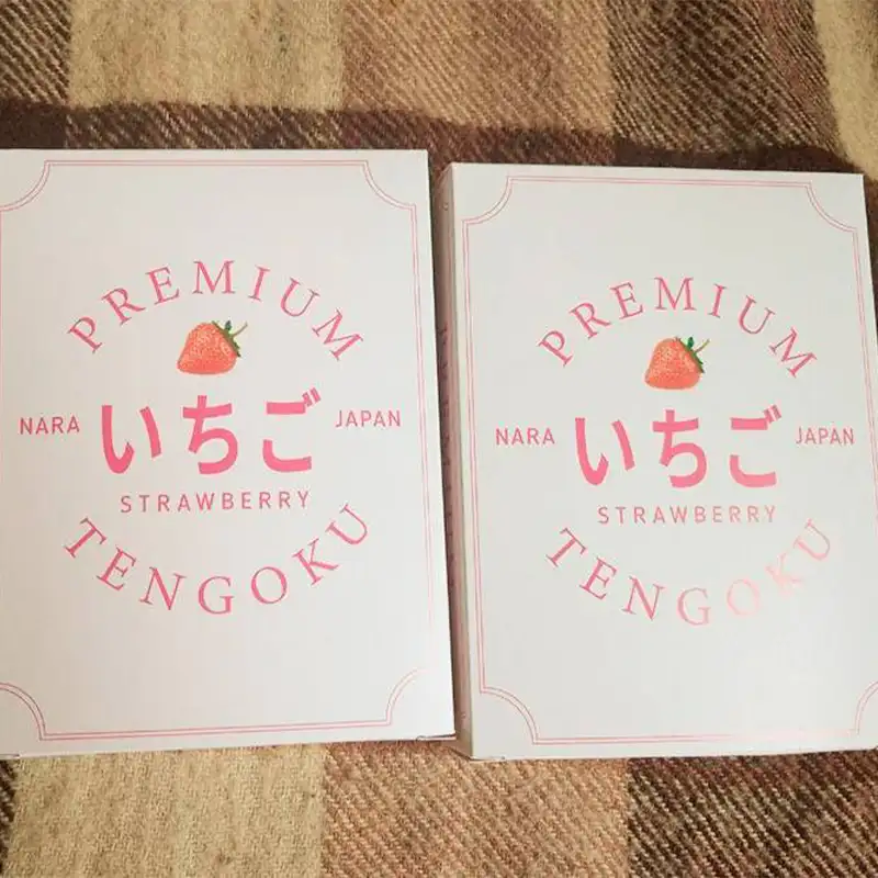 Две упаковки клубники Тэнгоку