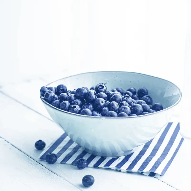 Домашняя черника в тарелке