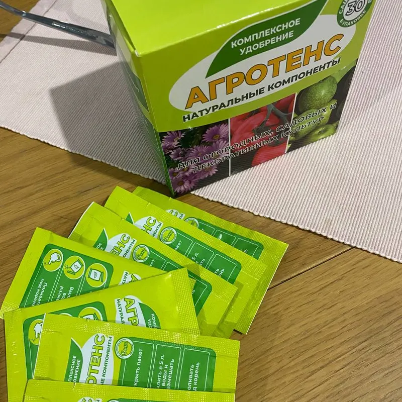 Пакетики-саше с удобрением Агротенс на столе и упаковка