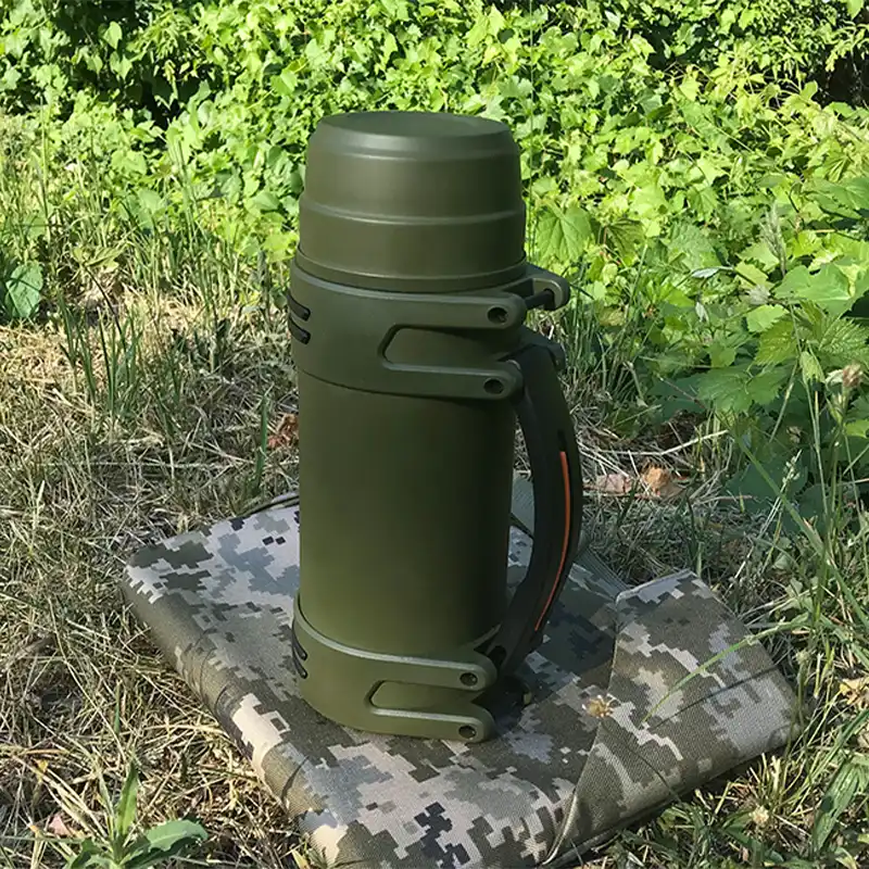 Термос Antarctica K46 стоит на камуфляже