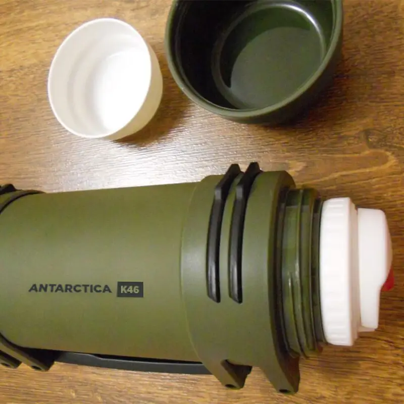 Термос Antarctica K46 лежит на столе