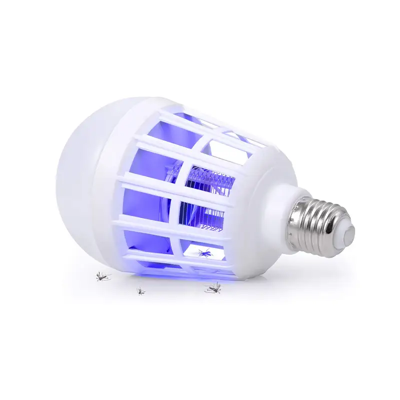 Мёртвые комары лежат рядом с лампой