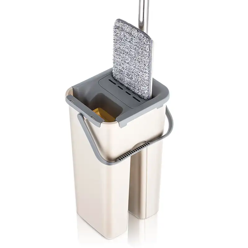 Швабра отжимается в ведре Clean Master