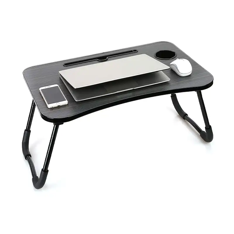 Ноутбук и телефон лежат на складном стоилке