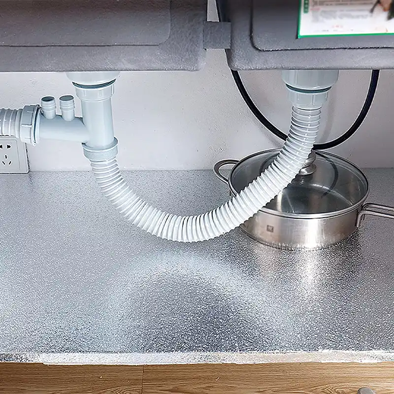 Алюминиевая фольга-стикер на кухонной столешнице