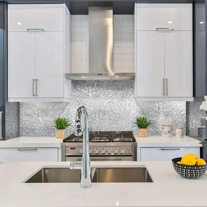 Алюминиевая фольга-стикер на стене кухни