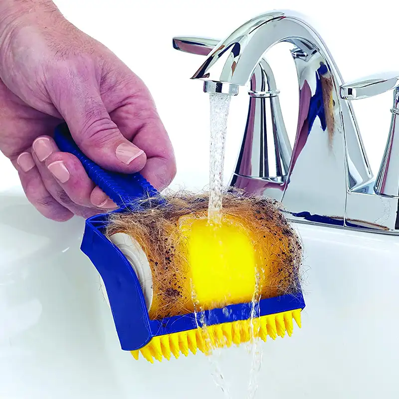 Большой валик для уборки Sticky Buddy моют под водой