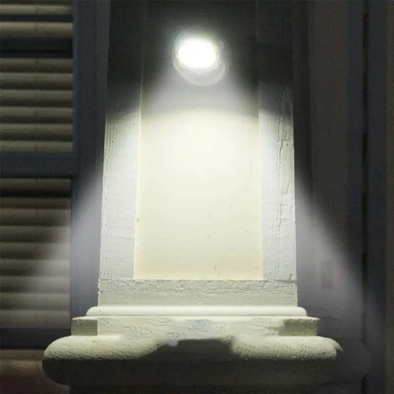 Светильник Atomic Angel висит над дверью