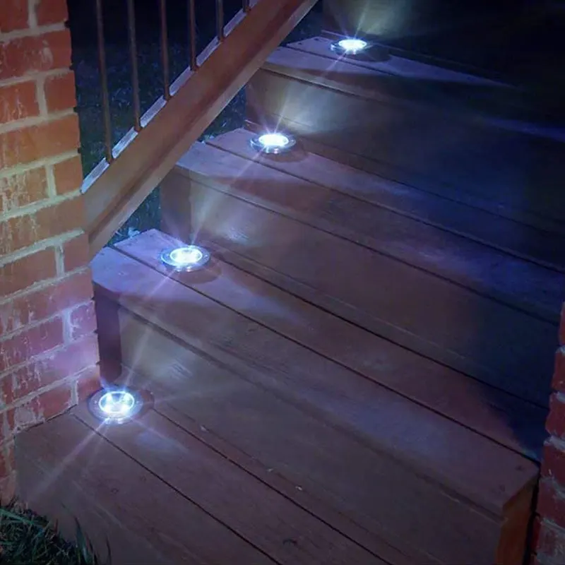 Автономные уличные светильники установлены на ступеньках
