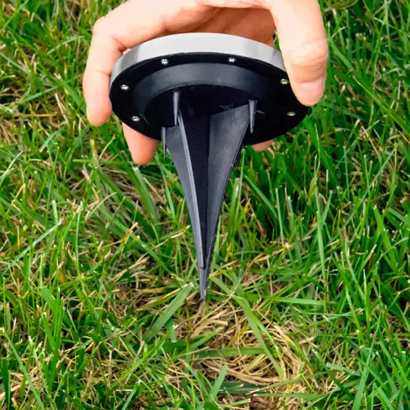 Автономный уличный светильник втыкается в землю