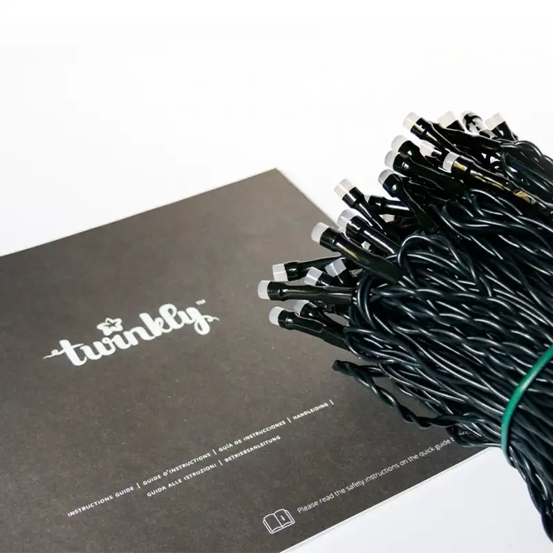 Гирлянда Twinkly на фоне фирменной инструкции