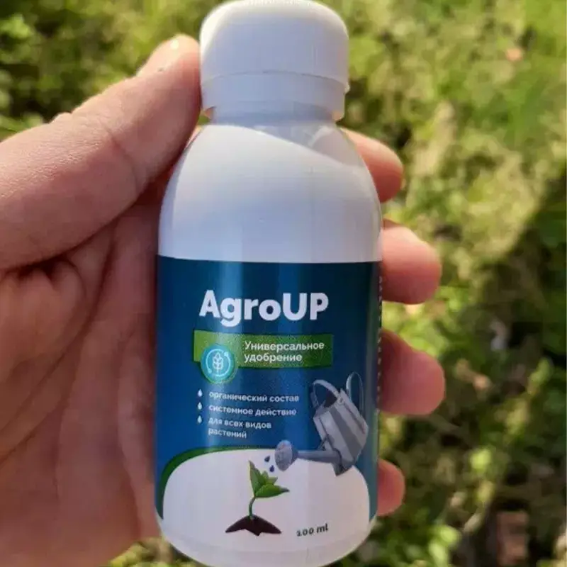 Рука на фоне сада держит AgroUP