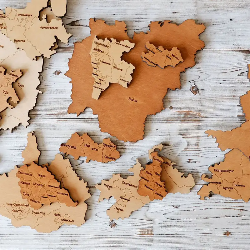 Разобранные куски пазла на столе