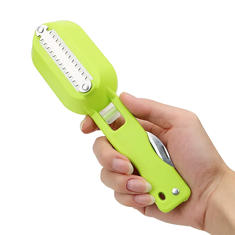 Рука держит зелёную рыбочистку Cleanfish