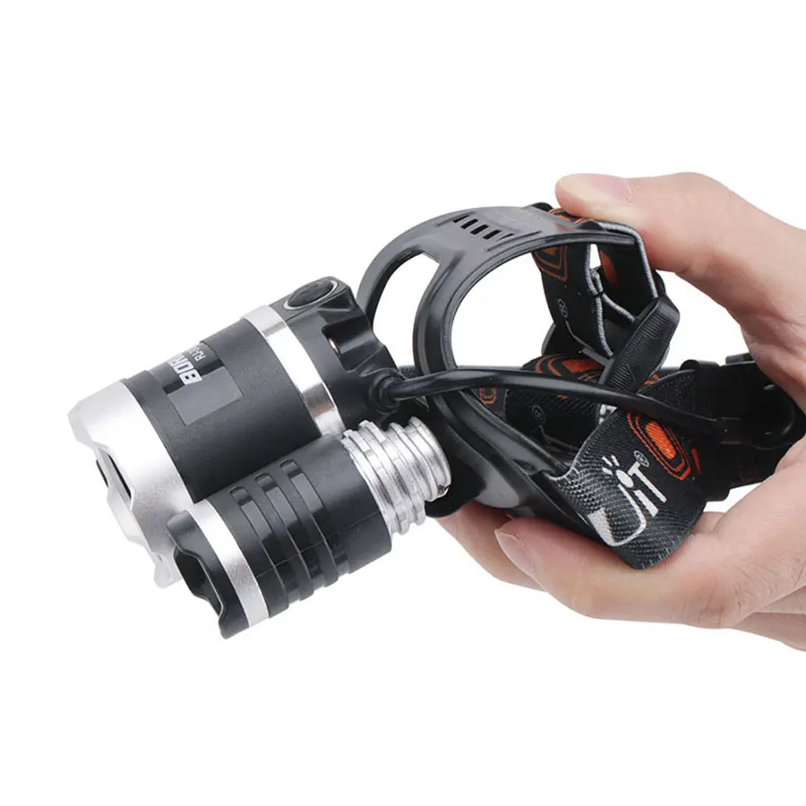 Рука держит мощный налобный фонарь