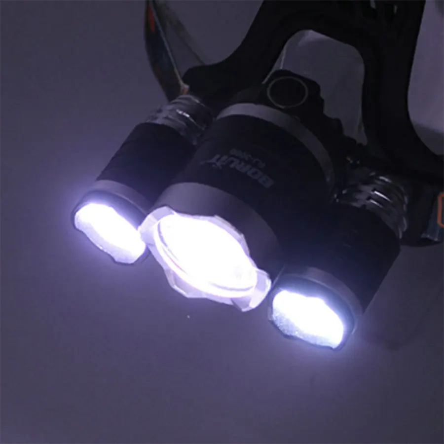 Три горящих светодиода налобного фонаря