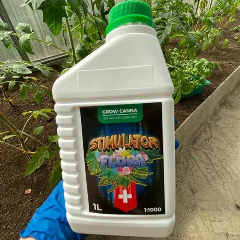 Рука в синей перчатке держит упаковку удобрения