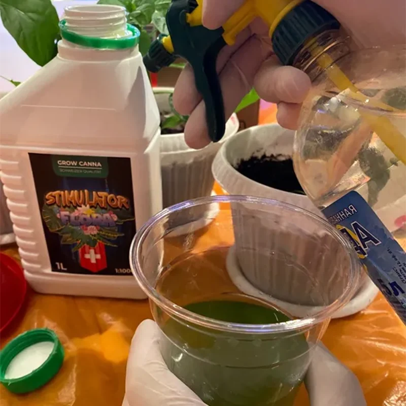 Приготовленный раствор удобрения в пластиковом стакане