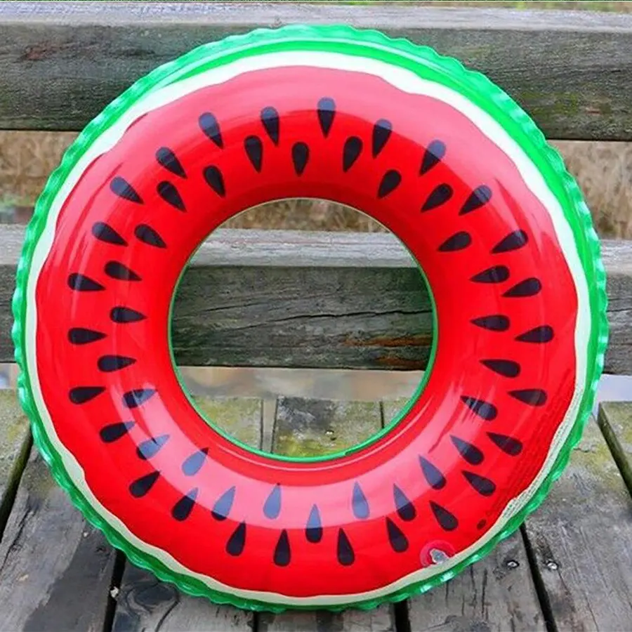 Надувной арбуз стоит на деревянном пантоне