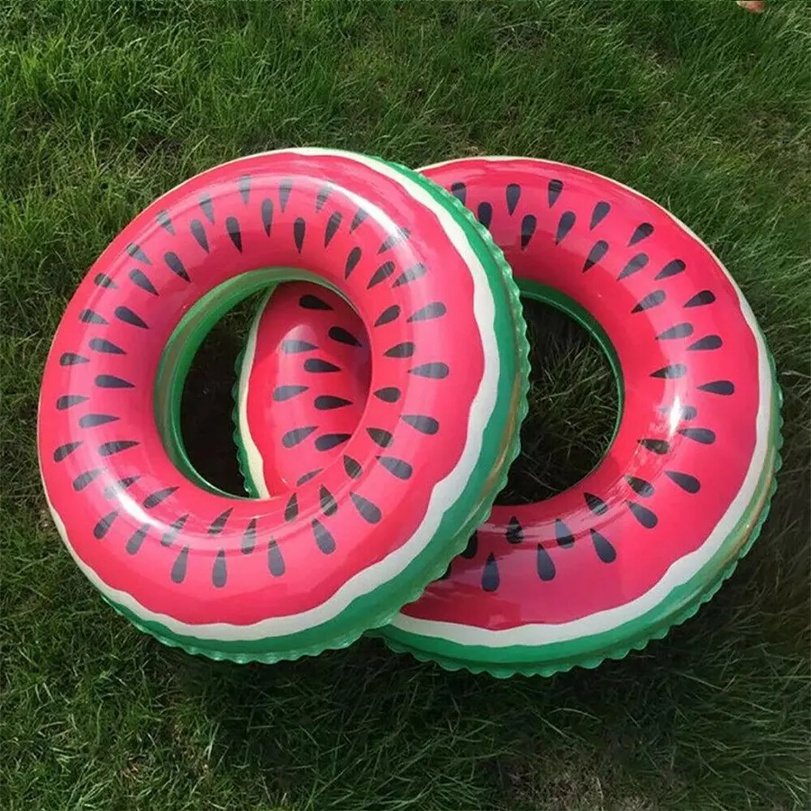 Два надувных арбуза лежат на траве