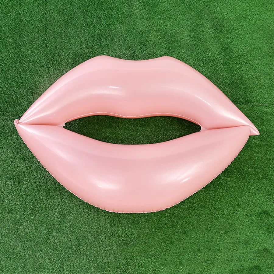 Надувные розовые губы на зелёном покрытии