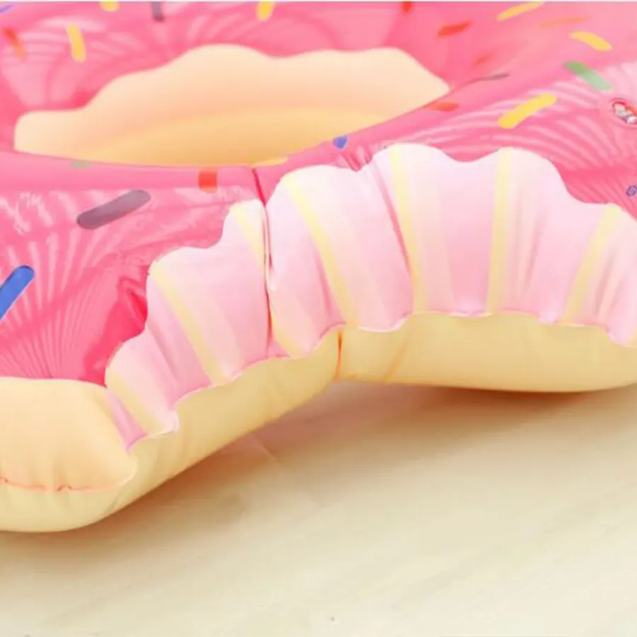 Пончик надкусанный надувной близко