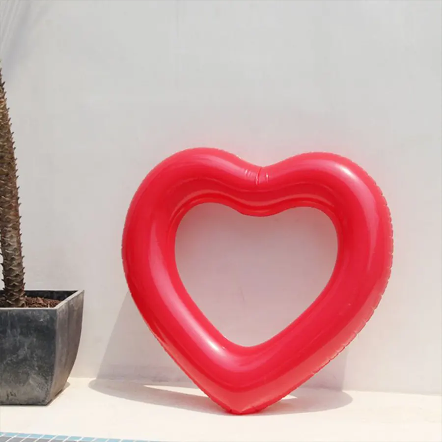 Надувное красное сердце матрас стоит у стены