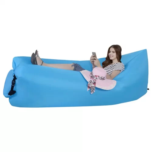 Девушка лежит в надувном лежаке