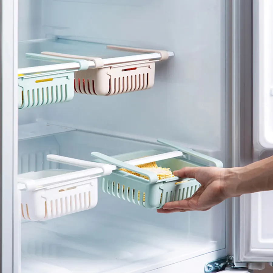Пустые полки холодильника - всё лежит в подвесных контейнерах