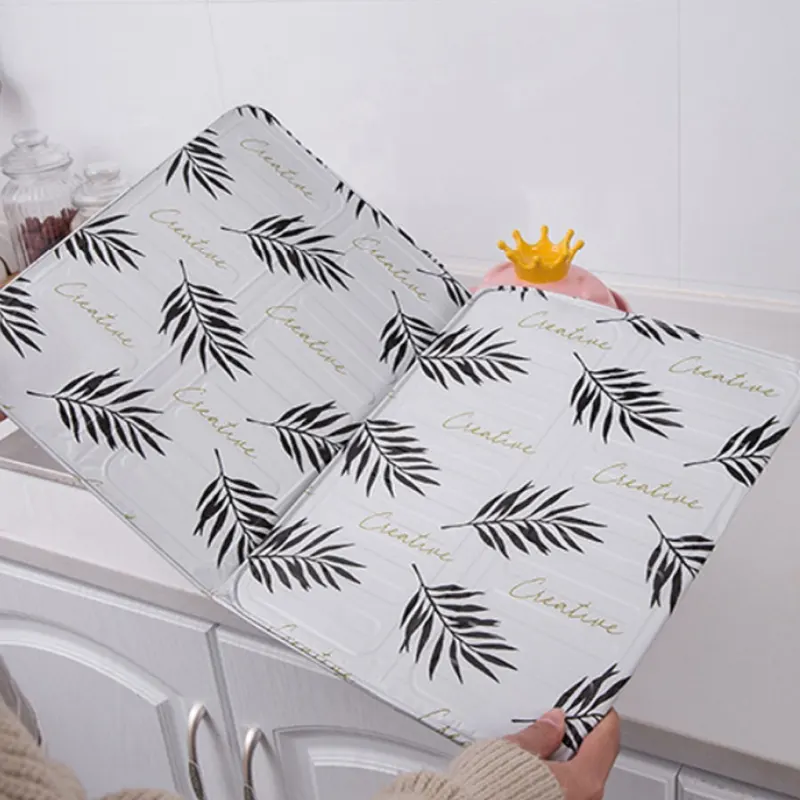 Белую щит-заслонку для плиты раскладывают