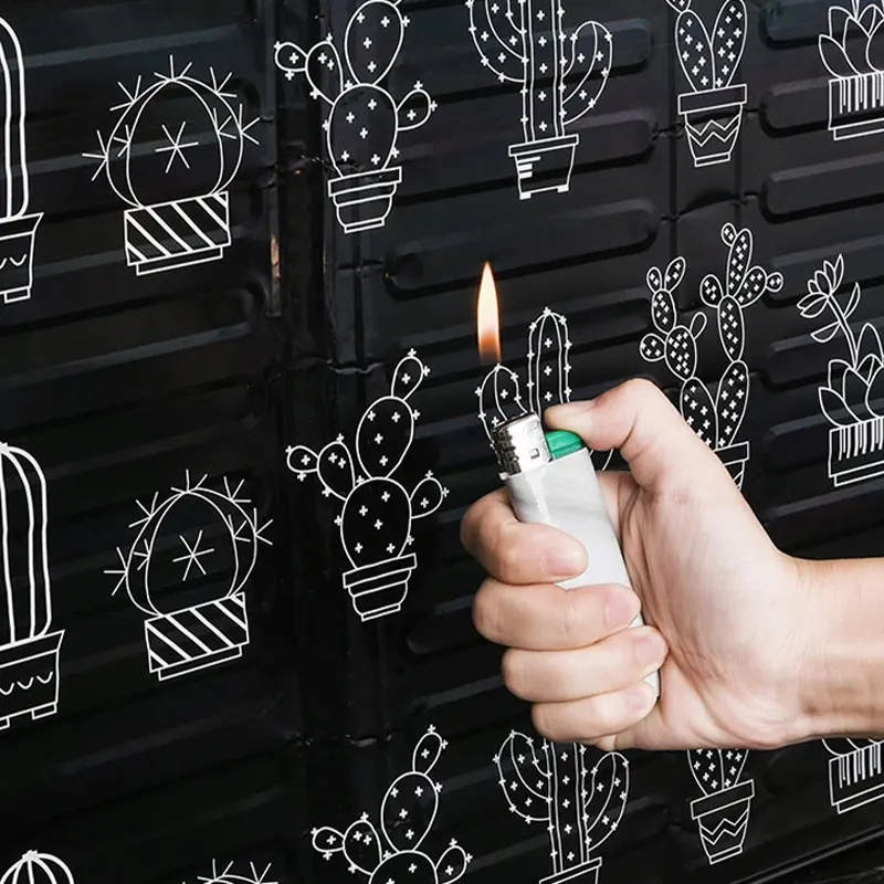 Зажигалка рядом с чёрным защитным кухонным экраном