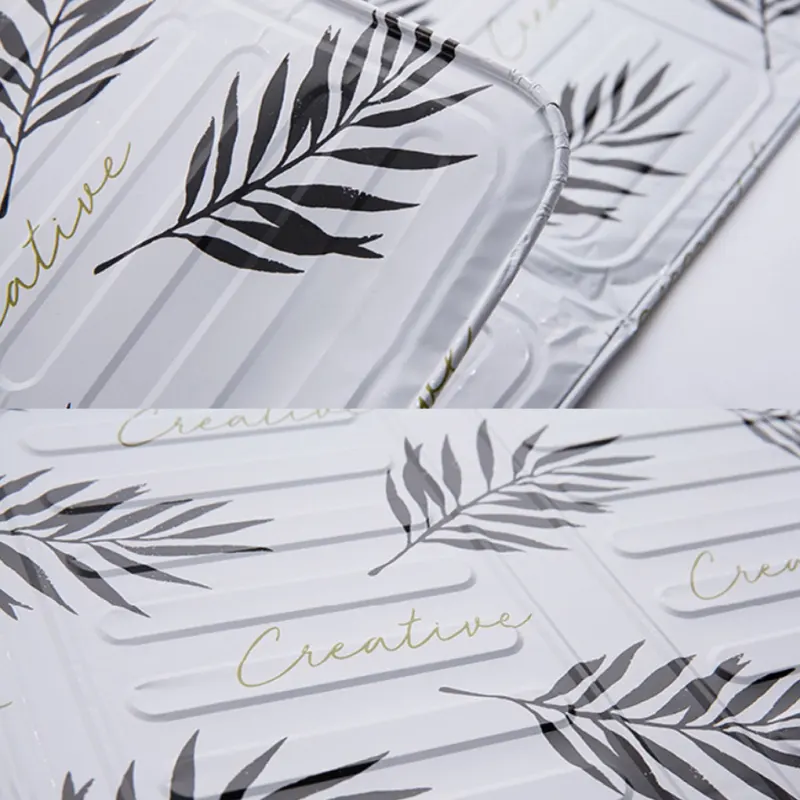 Белый защитный экран для плиты близко