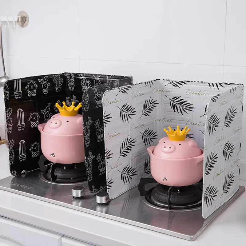 Чёрный и белый защитные экраны на плите с кастрюли-свинки