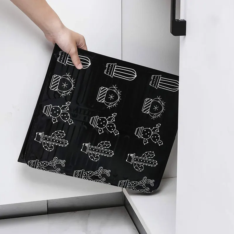 Чёрный защитный экран для плиты кладут в шкаф