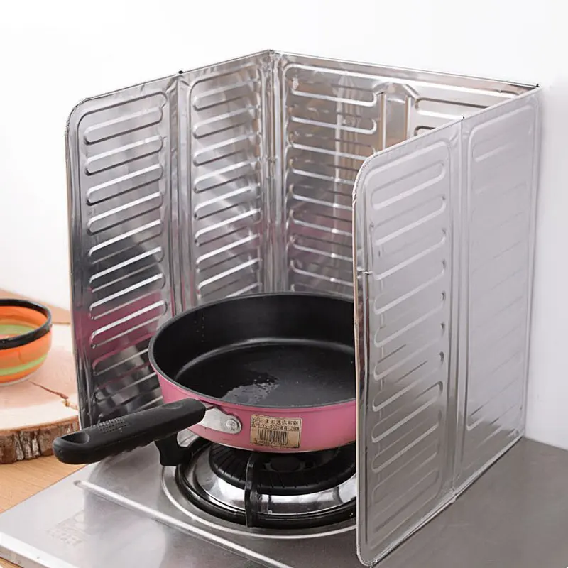 Металичский экран защищает от жира и брызг кухню