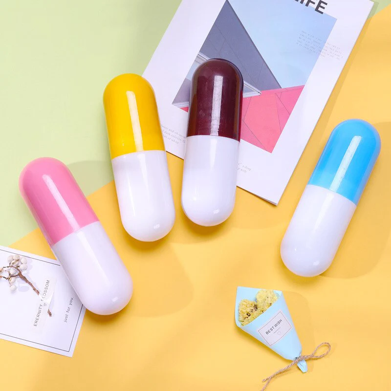 На жёлтом фоне лежат капсулы