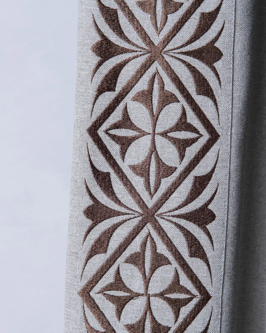 Рисунок на бежево-серых шторах