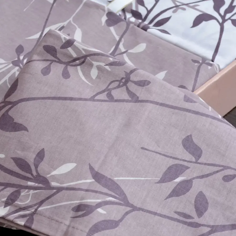 Постельное бельё с растительным рисунком близко