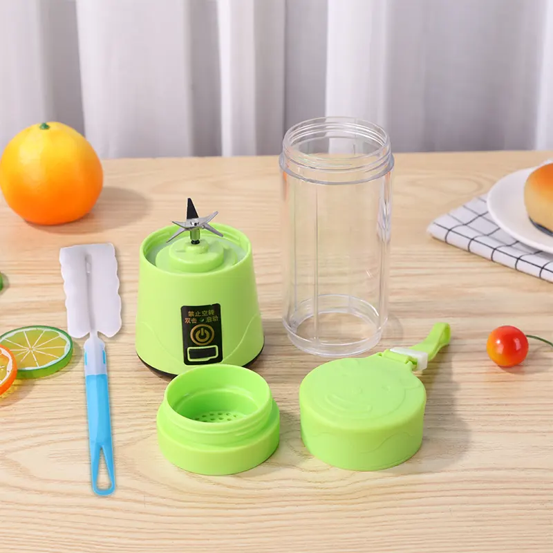 Разобранный зелёный портативный блендер